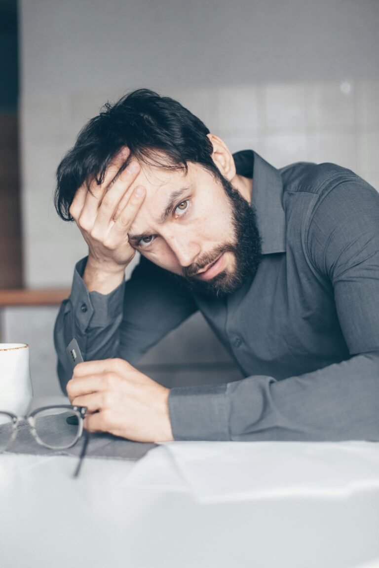 Hombre frustrado frente a su notebook — errores al comprar un notebook